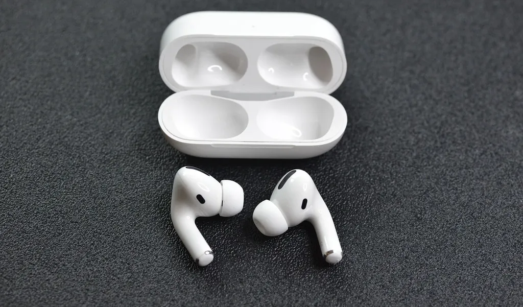Can you use different airpods in the same case - 2
